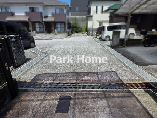 高知市瀬戸南町1丁目　中古戸建ての前面道路含む現地写真