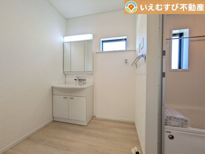 【独立洗面台】 | Cradle garden　神川町新里第4 | 3面ミラーの後ろは収納スペースを完備
生活感のあるものは隠して、スッキリシンプルな洗面台に！清潔感のある空間♪