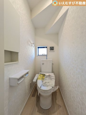 【トイレ】 | Cradle garden　神川町新里第4 | シンプルで清潔感のあるトイレ
窓付きで明るく、お掃除しやすいシンプルな空間♪