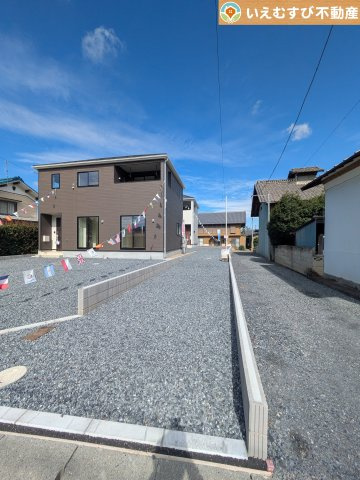 Cradle garden　神川町新里第4の駐車場|並列3台駐車可能なゆとりのカースペース
複数台車をお持ちでも、お友達が遊びに来てもゆとりの駐車スペース！