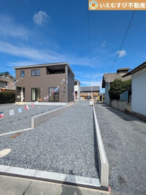 【駐車場】 | Cradle garden　神川町新里第4 | 並列3台駐車可能なゆとりのカースペース
複数台車をお持ちでも、お友達が遊びに来てもゆとりの駐車スペース！