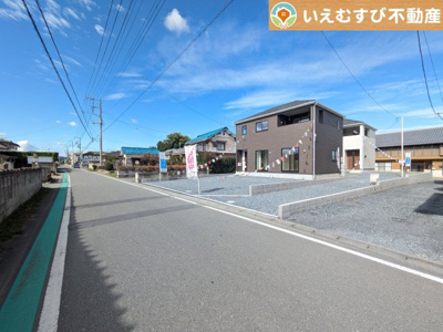 【前面道路含む現地写真】 | Cradle garden　神川町新里第4 | 充分な広さの前面道路
間口が広くお車の出し入れも問題なく行えるスペースが確保されています♪