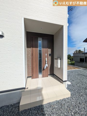 【エントランス】 | Cradle garden　神川町新里第4 | 落ち着いた色づかいのエントランス
駐車場からアクセスの良いエントランス。雨の日や荷物が多くても安心の動線♪