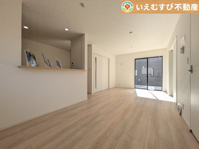 【居間・リビング】 | Cradle garden　神川町新里第4 | ナチュラルな色合いで落ち着いた印象のリビングダイニング
ぬくもりのあるナチュラルな空間。グリーンを飾っても相性が良さそうですね♪