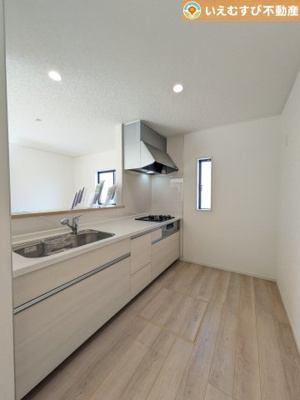 【キッチン】 | Cradle garden　神川町新里第4 | リビングのお子様を見守りながらお料理ができる対面キッチン
様子を見たり会話をしながら過ごせるキッチンで楽しく料理ができますね！