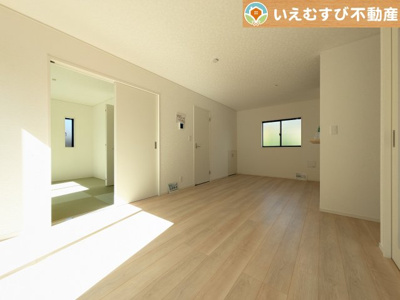 【居間・リビング】 | Cradle garden　神川町新里第4 | 開放感と家族との距離感にこだわったＬＤＫ
採光たっぷりのリビングで休日には家族みんなでくつろげそうですね♪