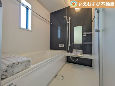 【浴室】 | Cradle garden　神川町新里第4 | モダンな配色の落ち着いた浴室
ダークトーンの壁面がアクセントになっておしゃれ！窓付きで空気の入れ替えも出来ます！