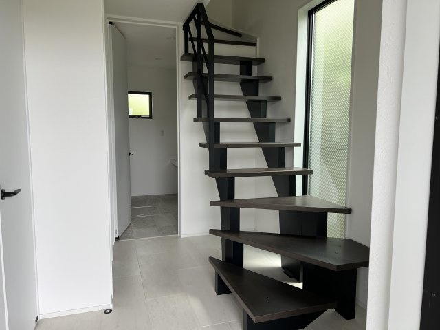 オーシャンビュー！海まで徒歩３分の場所にできた新築住宅の玄関