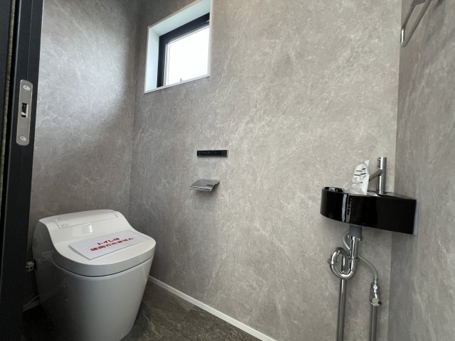 オーシャンビュー！海まで徒歩３分の場所にできた新築住宅のトイレ