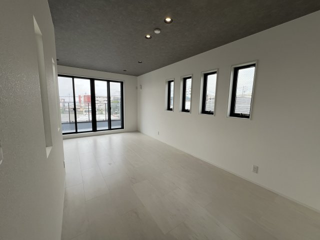 オーシャンビュー！海まで徒歩３分の場所にできた新築住宅の洋室