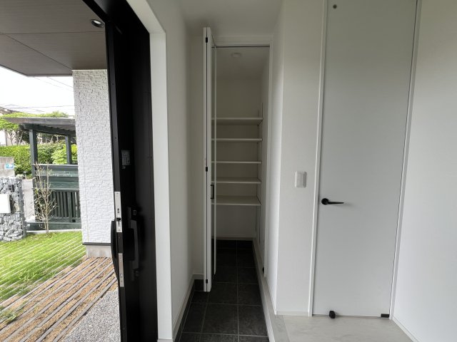 オーシャンビュー！海まで徒歩３分の未入居住宅の玄関