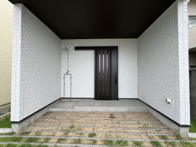 オーシャンビュー！海まで徒歩３分の未入居住宅の玄関