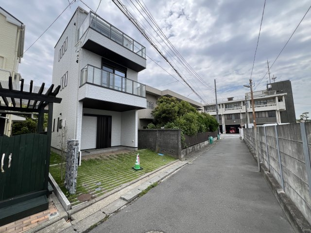 オーシャンビュー！海まで徒歩３分の未入居住宅の前面道路含む現地写真