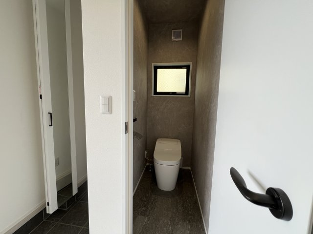 オーシャンビュー！海まで徒歩３分の場所にできた新築住宅のトイレ