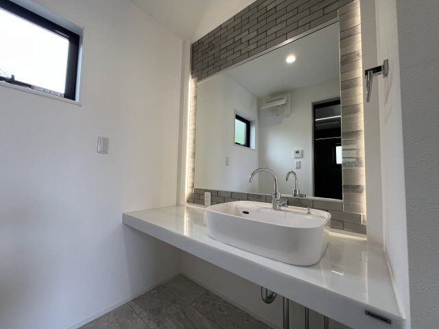 オーシャンビュー！海まで徒歩３分の場所にできた新築住宅の独立洗面台