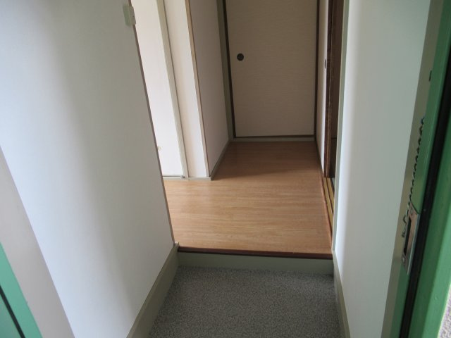 兵庫県公社　伊川谷（１）１号棟の玄関|明るい玄関です