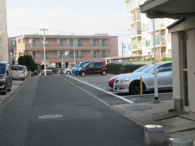 兵庫県公社　伊川谷（１）１号棟の駐車場|カースペースがあります