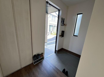 【玄関】 | 所沢市美原町4丁目　令和6年築 | 白を基調とした清潔感のある玄関です