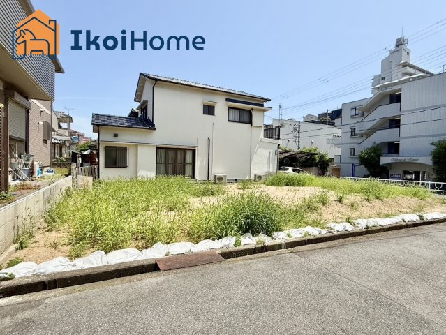 明石市中朝霧丘　土地の前面道路含む現地写真|●年中無休：当日予約可●前面道路は南側幅員約4.5ｍ、西側幅員約4ｍございます。