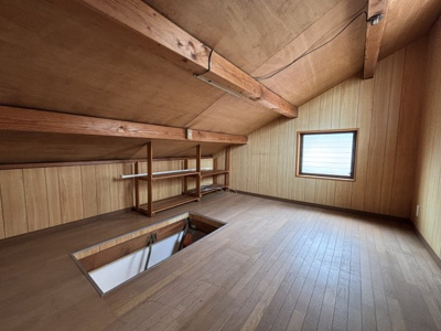 【収納】 | 南山貸家 | 屋根裏にも窓もあり、光が差し込みます。