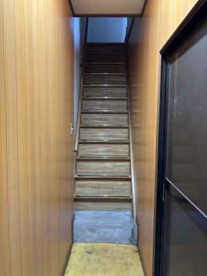 【その他共用部分】 | 南山貸家 | 2階の賃貸部分に上がる階段です。
