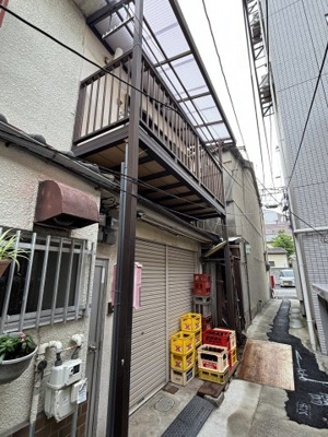 【外観】 | 南山貸家 | 細い通路を通った所に隠れ家のように物件があります。