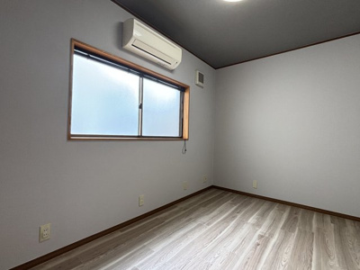 【洋室】 | 南山貸家 | エアコン、窓付きの洋室です。