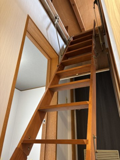 【設備】 | 南山貸家 | 屋根裏（ロフト）の階段です。普段は収納できます。