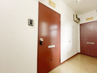 【その他共用部分】 | 皆様をお迎えする、お部屋の玄関ドア。開けやすさや開放角度、ドアノブの操作しやすさや鍵の形状などを、現地で一度ご確認ください。～即日のご見学可能～　お問合せはお気軽にどうぞ。