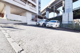 【駐車場】 | マンションの駐車場スペース。空きの有無や駐車料金、サイズ規定などについては、改めてお問い合わせください。～即日のご見学可能～　お問合せはお気軽にどうぞ。