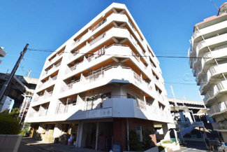 【外観】 | 手入れの行き届いた外壁やエントランスなど、「見ればわかる」レベルで清潔感を保ったマンションです。築年数を感じさせない姿で皆様をお出迎えします。～即日のご見学可能～　お問合せはお気軽にどうぞ。