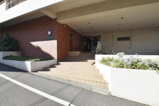 【エントランス】 | お客様を、そして住人を出迎えてくれるマンションのエントランス。ゴミが落ちていないことからも、管理状態の良さや住民の節度の高さが見て取れます。～即日のご見学可能～　お問合せはお気軽にどうぞ。