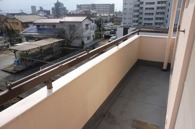 【バルコニー】 | 翠水ビル | 開放的で明るい空間を演出してくれるバルコニーです※別号室の写真になります