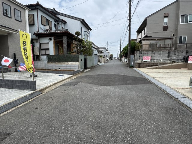 松戸市八ケ崎５丁目新築戸建【八ヶ崎小学校：9分】の前面道路含む現地写真|北側前面道路・幅員約6ｍ