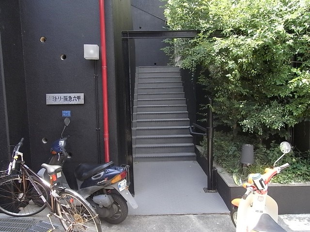 Dcourt六甲(旧:ドミトリー阪急六甲)のエントランス