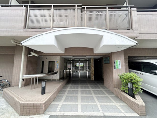 【エントランス】 | オートロックを備えた、マンションのエントランス。やはりセキュリティの観点は欠かすことができません。皆様を“安全”に送り出し、出迎えてくれます。～即日のご見学可能～　お問合せはお気軽にどうぞ。