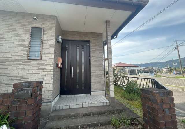 えびの市大字原田の中古一戸建の玄関