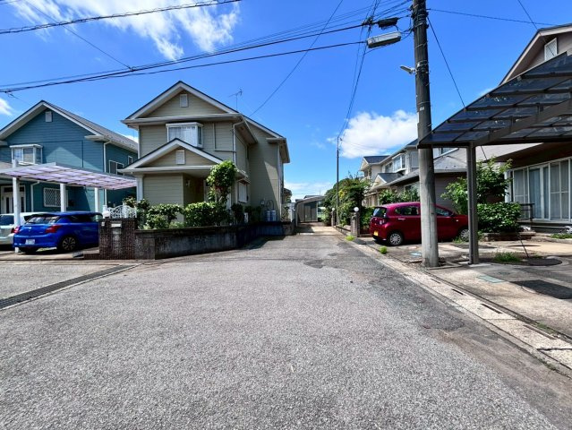 野田市瀬戸　中古戸建　平成1年築のその他|ゆとりのある前面道路は、駐車もラクラク♪車庫入れのときに嬉しいですね！