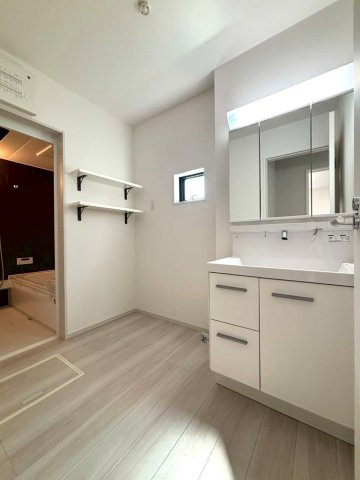 三郷市　中央5丁目　新築戸建　全1棟の独立洗面台|朝の身支度には欠かせない独立洗面化粧台