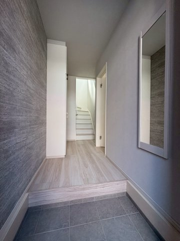 三郷市　中央5丁目　新築戸建　全1棟の玄関|明るい玄関です