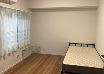 【洋室】 | 長池公園せせらぎ通り北 | 洋室のメリットは重い家具が置きやすく、身の回りが整理しやすいことです。 床がフローリングのため畳とは異なり凹みにくいです。 クローゼットなど収納が豊富で、普段使わない旅行カバンや服の整頓も簡単にです。