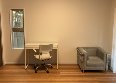 【寝室】 | 長池公園せせらぎ通り北 | 寝室でゆっくりと過ごすためにはベッド周りの適度な空間を担保することや窓の位置、照明の明るさ、寝室の広さなどを考える必要があります。自身や家族の構成とライフスタイルに併せて寝室にする部屋を選びましょう！