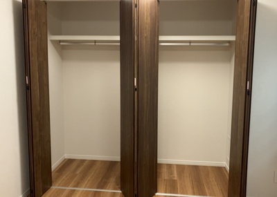 【収納】 | 長池公園せせらぎ通り北 | デザイン性を重視しすぎて収納が少なかった！なんてことにならないため、事前に現地で収納の数を確認しておくことをお勧めします。クローゼット以外にも床下収納や屋根裏収納、パントリーなどもチェックしましょう。