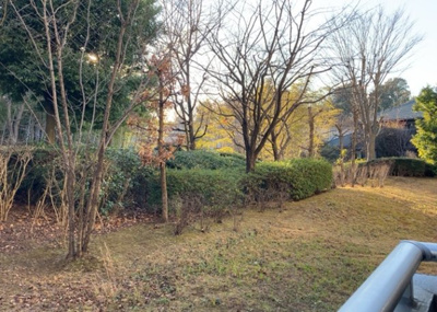 【展望】 | 長池公園せせらぎ通り北 | 眺望の良さを楽しめるダイニングキッチンで家族団らんの時間を過ごしてはいかがでしょうか。バルコニーから見える景色を家族で眺める時間は、時間が経つのを忘れてしまいそうですね。是非、現地を見に行きましょう！