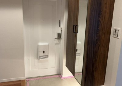 【玄関】 | 長池公園せせらぎ通り北 | 玄関は家の顔でもあり、家族以外の目にも止まる場所です。玄関は外との間を仕切る扉、靴などをしまっておく収納スペース、靴脱ぎのたたきスペース、来客とのやり取りをするドアホンなど複数のアイテムからなります。