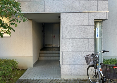 【エントランス】 | 長池公園せせらぎ通り北 | マンションのエントランスには、もともと風よけや防犯の役割がありますが、マンションによって宅配ボックスなどの設備が備わっている所もあります。日々の生活をイメージしながら生活しやすさをチェックしましょう。