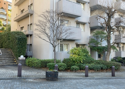 【現況写真】 | 長池公園せせらぎ通り北 | 外観はマンション管理がされているかの目安になります。築年数が古いと、壁面は劣化してひび割れが生じることも！建物が古びていても細かいところが修繕されていると、きちんと管理されているなぁと感じるでしょう。