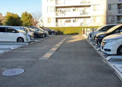 【駐車場】 | 長池公園せせらぎ通り北 | 車一台あたりに必要なスペースは、標準サイズの普通自動車で横幅2m50cm、長さ5mは必要になります。ただし、乗降のことも考慮して横幅3m30cm、長さ5m50cmほどは確保できるところを選びましょう。