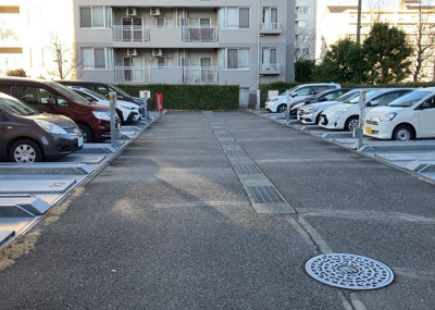 【駐車場】 | 長池公園せせらぎ通り北 | 駐車場と明記されていても、最小スペースでつくられた駐車場だと大型車は駐車できなかったり、出入りしにくくなったりする可能性があります。お車のサイズと購入したい物件の駐車場のサイズを現地で確認しましょう。