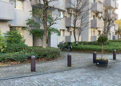 【庭】 | 長池公園せせらぎ通り北 | 物件によっては、入居者が個人的に使用できる専用庭がついているものもあります。また、住宅の中にある土間の部分を庭と呼ぶこともあります。庭の用途は住む人によって変わり、それによってデザインもさまざまです。